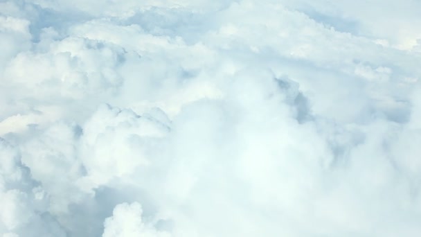 ふくらんでいる雲の上を飛んで飛行機 — ストック動画