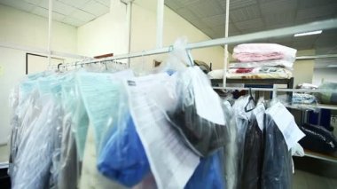 Kuru Temizleme de temiz giysileri ile raf