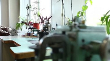 Çamaşırhane elbiseleri tamir atölyesi