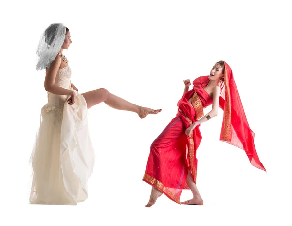 Lucha contra las novias. Moderno vs. Tradicional —  Fotos de Stock