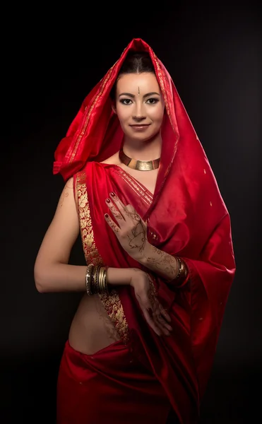 Imagem da bela noiva no sari tradicional — Fotografia de Stock