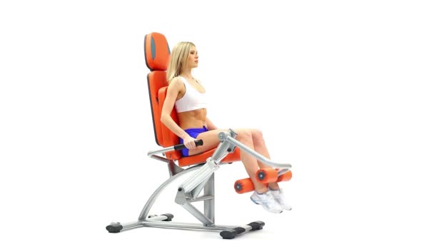 Jeune femme sur exerciseur orange — Video