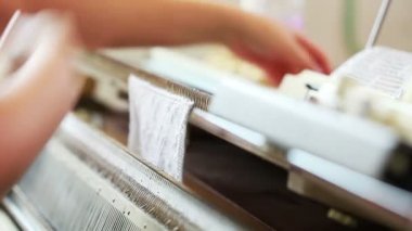 Makine operatörünün bitmiş örgü kaldırır