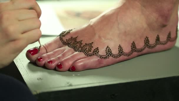 Mehndi. Mästaren gör henna mönster på modeller fot — Stockvideo