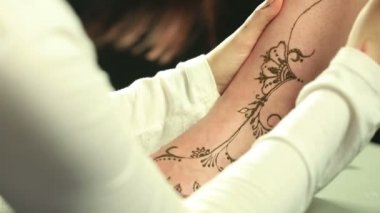 Mehndi. Güzel desen görünümünü modelleri bacak üzerinde