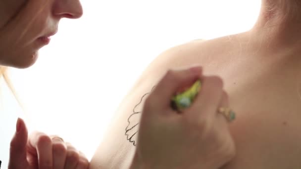 Maestro facendo tatuaggio sul retro della ragazza nuda — Video Stock