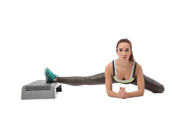 Shaping. Pretty brunette exercising on stepper — Stock Photo, Image