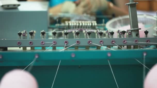 Trabajo de máquina para tejer pompones babys — Vídeos de Stock
