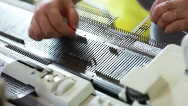 Vista de tricô trabalhando na máquina — Vídeo de Stock