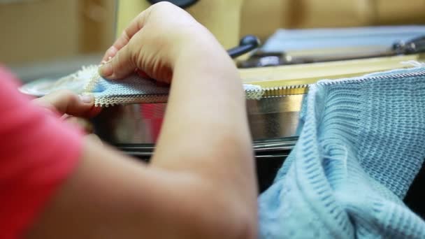 Operátor narovnává smyčka na pletené oblečení — Stock video