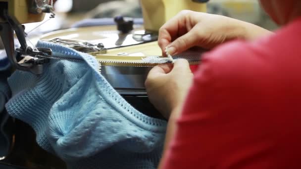 La maglieria raddrizza il cappio su prodotto lavorato a maglia — Video Stock