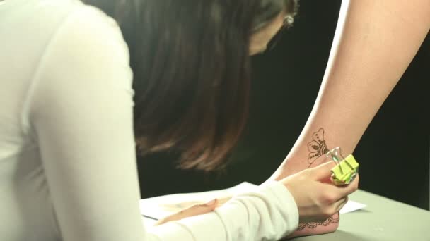 View of master draws with henna on models leg — Stock Video