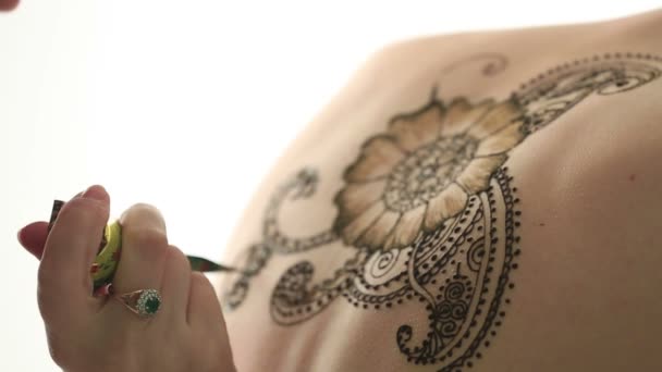 Close-up van mehandi kunstenaars hand tekening patroon — Stockvideo