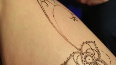 Mehdi geçici vücut dekorasyon olarak. Yakın çekim