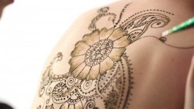 Ana Close-Up mehendi vücut üzerinde oluşturur.