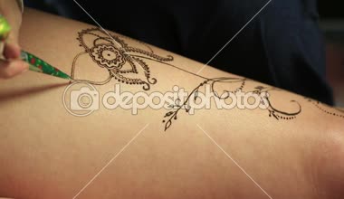 Mehndi zaman atlamalı. Kına desenleri, yakın çekim