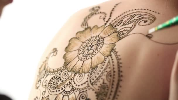 Close-up van meester maakt mehendi op lichaam — Stockvideo