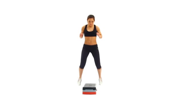 Atractiva morena haciendo ejercicio en stepper — Vídeos de Stock
