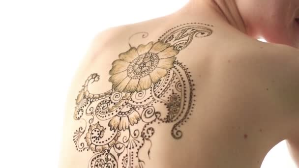 Master tekening henna op lichaam van naakt model — Stockvideo