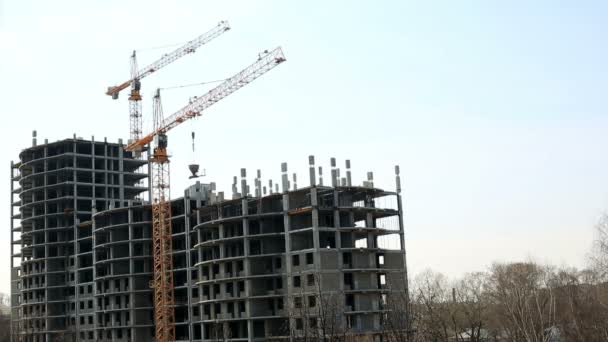 Costruzione di condominio. Gru funzionanti — Video Stock