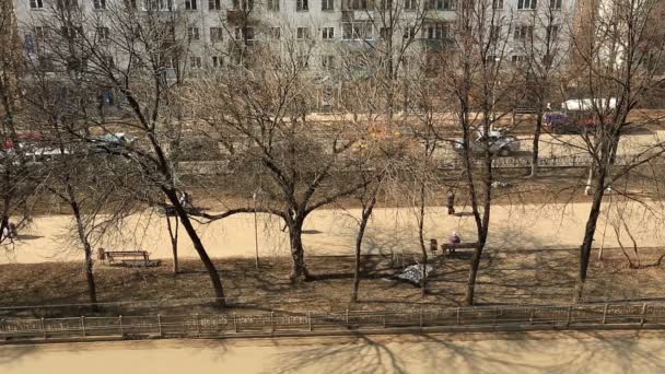 Vista dall'alto dei pedoni a piedi lungo il viale — Video Stock