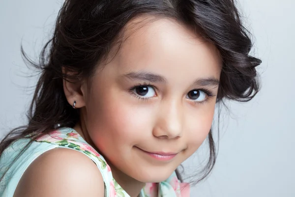 褐色眼睛的小女孩的微笑着的肖像 — 图库照片