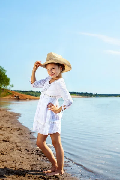 Lächelndes modisches Mädchen posiert im Park — Stockfoto