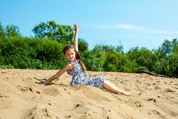 Petite fille mignonne reposant sur la plage — Photo