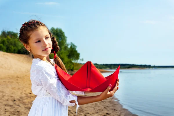 Douce petite fille câlins bateau en papier — Photo