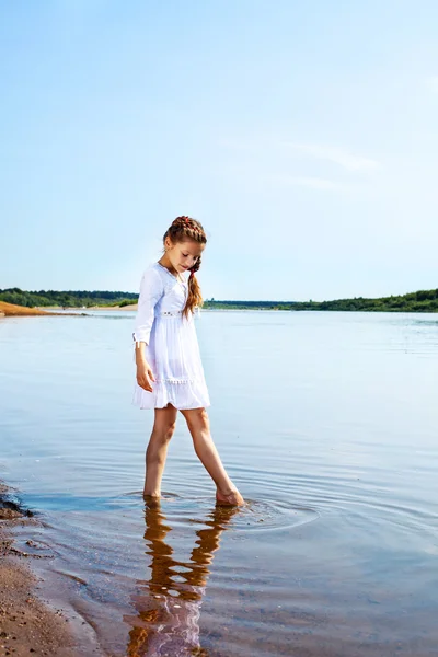 Carina bambina che riposa nel parco vicino al lago — Foto Stock