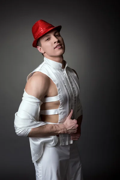 Beau danseur masculin en costume élégant et chapeau — Photo