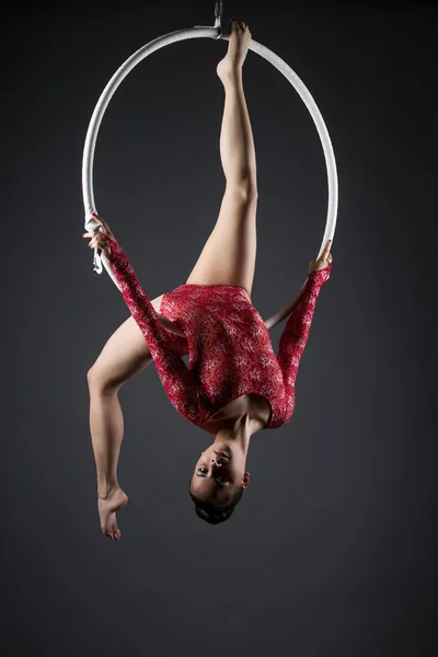 Flexible jeune fille avec cerceau posant la tête vers le bas — Photo