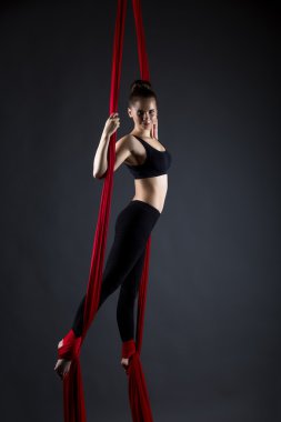 görüntü gülümseyen kız kurdele asılı ile dans