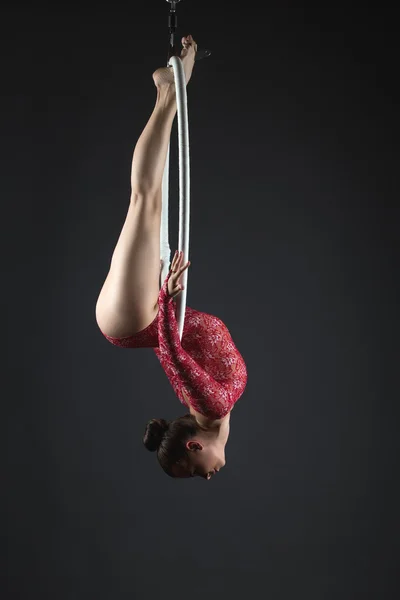 Image of gymnast performs hanging upside down — Stock Photo, Image