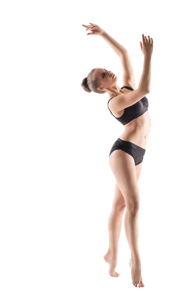 Bailarina encantadora posando en pose elegante —  Fotos de Stock