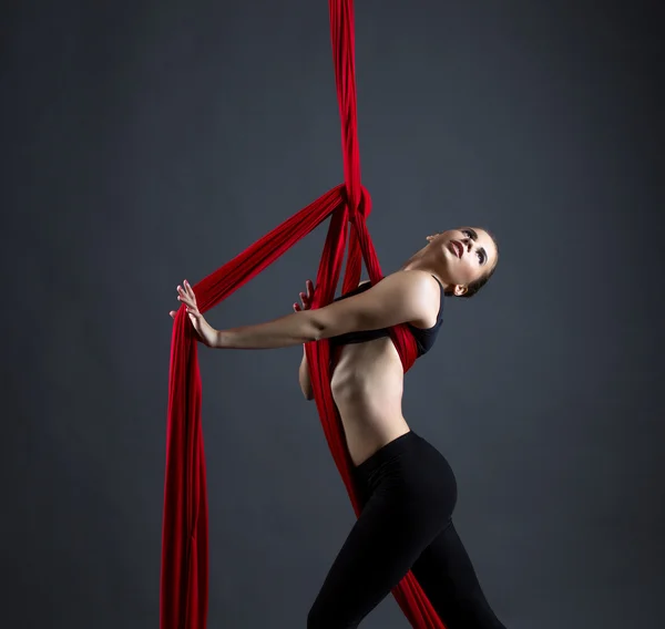 Graceful girl performs dance with hanging ribbons — Stock fotografie