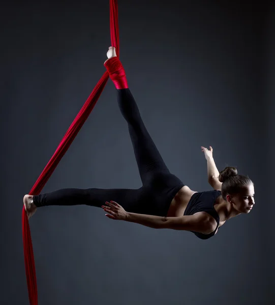 Plan studio d'acrobate féminine gracieuse posant — Photo