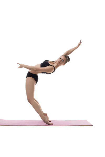 Linda chica posando en posición de equilibrio difícil — Foto de Stock