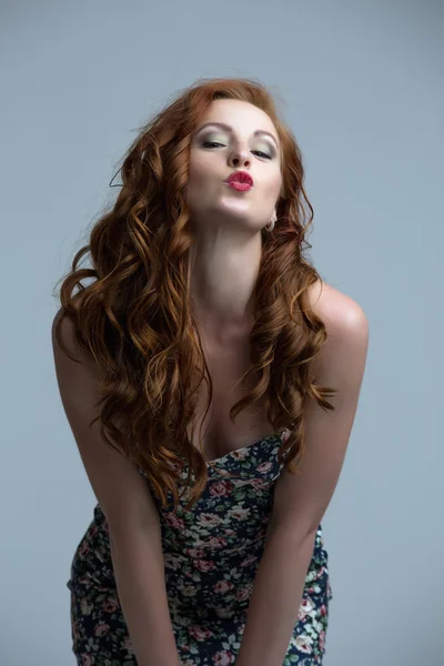 在相机吹吻的红发时装模特 — 图库照片