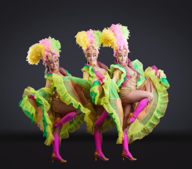 Renkli karnaval kostümleri büyüleyici dansçılar 