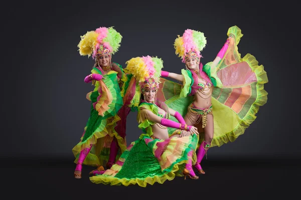 Sexy dansers poseren in kleurrijke carnaval kostuums — Stockfoto