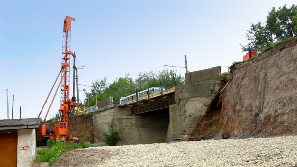 Stapel tuig reparatie brug over het spoor weg — Stockvideo
