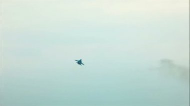 bulutlu gökyüzü savaşçı uçmak