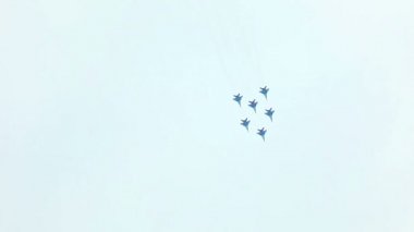 savaşçıların mangası hava gösterisi üzerinde gökyüzünde uçmak