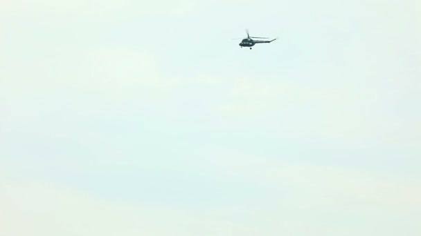 Gökyüzü yüksek pilotaj airshow helikopter sinek — Stok video