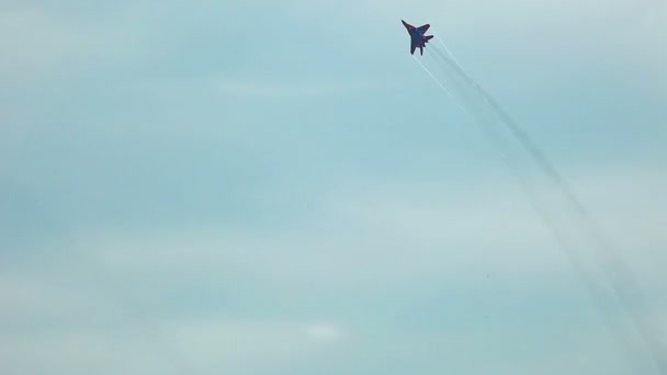 에어쇼 도중 하늘에 전투기 비행 — 비디오