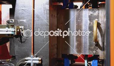 Kalıplama makinesi çalışmaları sırasında kırık plastik sıkmak