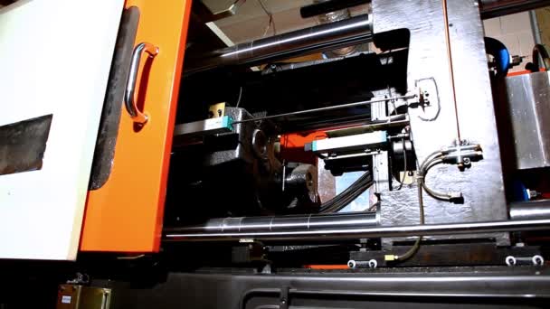 Máquina de moldeo por compresión preparar polietileno caliente — Vídeo de stock