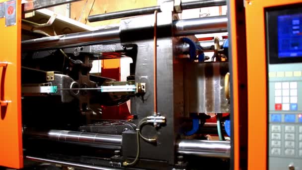 Máquina de moldeo de prensa de plástico time lapse — Vídeos de Stock