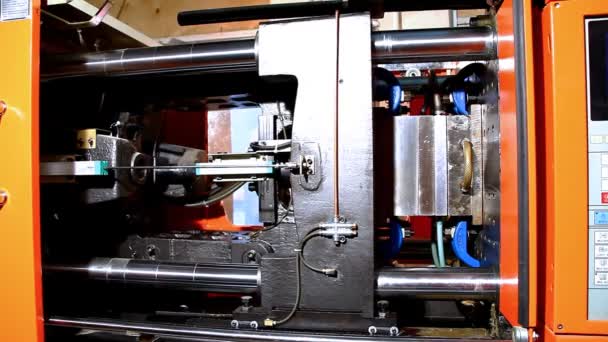 Lavorazione della macchina di stampaggio della pressa di plastica - dettagli pronti — Video Stock
